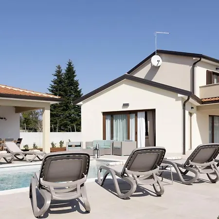 Alena In - Haus Fuer 8 Personen ヴィラ *